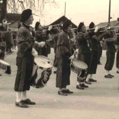 Schmutziger Donnerstag: Der Fanfarenzug beim Narrenbaumstellen auf dem Gottmannplatz.