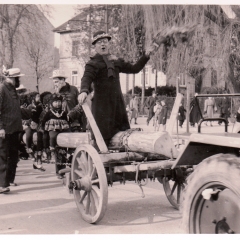 Schmutziger Donnerstag: Narrenbaumumzug auf der Reichenaustraße.