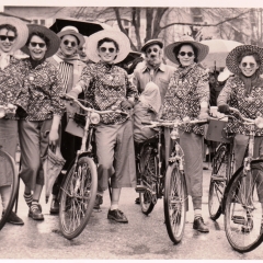 Umzug in der Stadt: Das Ballett war als Fahrradstaffel unterwegs.