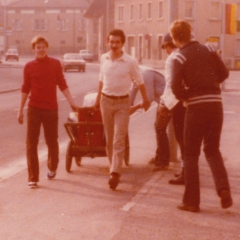 1. Mai-Ausflug vom Fanafernzug mit Bierfass und Leiterwagen.