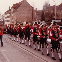 Umzug in der Stadt am Fasnachtssonntag. Der Fanafernzug der Schneckenburg marschiert in die Stadt.