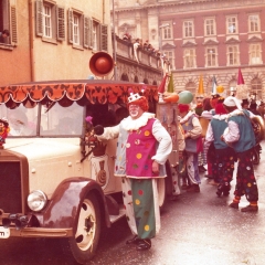 Umzug in der Stadt am Fasnachtssonntag. Die Clowngruppe mit Ihrem Clownauto.