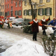 Schmutziger Donnerstag: Narrenbaumumzug mit Clowngruppe.