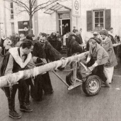 Schmutziger Donnerstag: Narrenbaumsetzen auf dem Gottmannplatz.