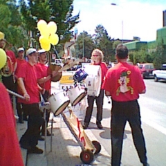 Die Clowngruppe bei einem Auftritt bei der Villa Optik in Amriswil.