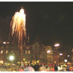 Erstes Nacht-Narrenbaumstellen auf dem Gottmannplatz. Ein kleines Feuerwerk beendet das Stellen.