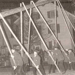 Erstes Nacht-Narrenbaumstellen auf dem Gottmannplatz. Die Holzhauergilde aus Allensbach stellt den Baum.