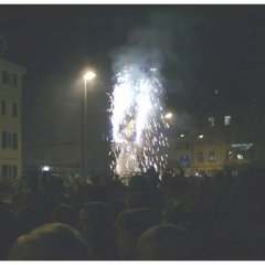 Verbrennung auf dem Stefanplatz: Zuerst brannte das Feuerwerk.