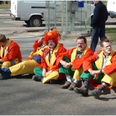 Die Clowngruppe in Straßbourg: Dann hieß es warten bis es los ging.