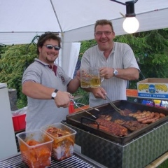 Schneckenburg Gartenfest: Die Elferräte Arthur Bruderhofer und Micky Winter beim Grillen.