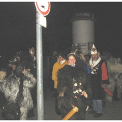 Narrenbaumstellen auf dem Gottmannplatz: Vorbereitung für den Umzug.