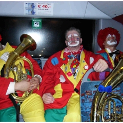 Rosenmontag: Am Abend ging es mit dem Bus weiter übers Land.