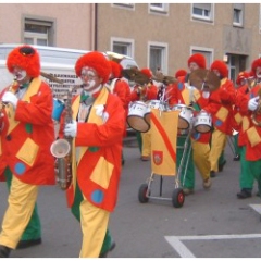 Schmutziger Donnerstag: Die Clowngruppe beim Wecken.