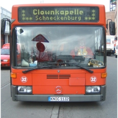 Schmutziger Donnerstag: Mit dem Bus ging es weiter durch die Vororte.