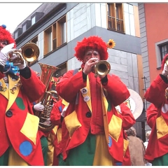 Schmutziger Donnerstag: Die Clowngruppe am Kaiserbrunnen.