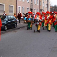 Schmutziger Donnerstag: Die Clowngruppe beim Wecken.