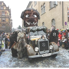 Umzug in der Stadt: Natürlich mit dem Schneeschreckmobil.