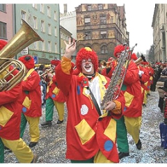 Umzug in der Stadt: Die Clowngruppe war dabei.