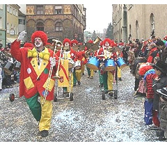 Umzug in der Stadt: Die Clowngruppe war dabei.