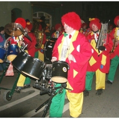 Narrenbaumstellen auf dem Gottmannplatz: Die Clowngruppe beim Umzug.