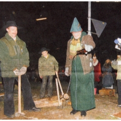 Narrenbaumstellen auf dem Gottmannplatz: OB Frank taufte das Narrenbaum-Loch.