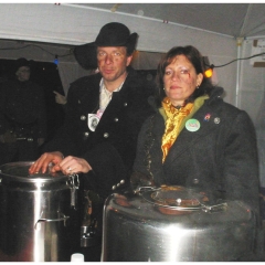 Narrenbaumstellen auf dem Gottmannplatz: Der Räuber beim Ausschank des Tees.