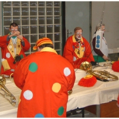 Rosenmontag war Clowntag: Zuerst ein gemeinsames Frühstück.