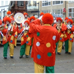 Schmutziger Donnerstag: Die Clowngruppe spielte auf der Marktstätte.