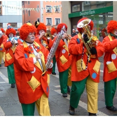 Schmutziger Donnerstag: Die Clowngruppe marschiert durch die Stadt.