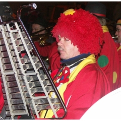 Verbrennung auf dem Stephansplatz: Die Clowngruppe spielte zum Abschluß.