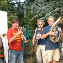 Schneckenburg-Gartenfest beim Martin Fistler im Garten: Zuerst die Clowngruppe.