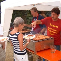 Schneckenburg-Gartenfest beim Martin Fistler im Garten: Dann gab es Essen.