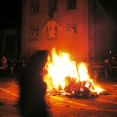 Verbrennung auf dem Stephansplatz: Bis ein häufchen Asche übrig blieb.