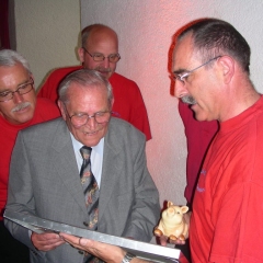 80. Geburtstag von Paul Bischoff: Gerd Zachenbacher überreichte das Geschenk der Clowngruppe.