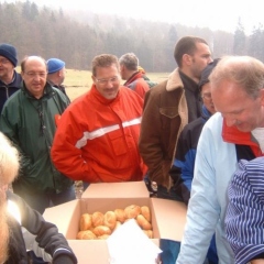 Narrenbaumholen in Hegne: Die Meute stand schon am Fleischkäs und Tee mit Rum an.