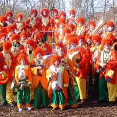 Rosenmontag: Die Clowngruppe beim Gruppenbild im Hindenburgblock.