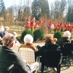 Rosenmontag: Die Clowngruppe beim Besuch in der Rosenau.