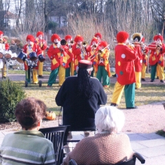 Rosenmontag: Martin Fistler hörte gebannt seiner Clowngruppe zu.