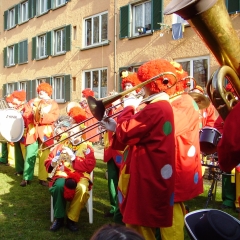 Rosenmontag: Die Clowngruppe beim Gruppenbild im Hindenburgblock.