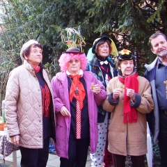 Rosenmontag: Die Clowngruppe beim Gruppenbild im Hindenburgblock.