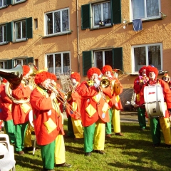 Rosenmontag: Die Clowngruppe beim Gruppenbild im Hindenburgblock.