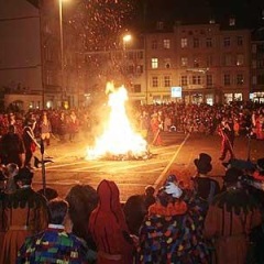 Verbrennung auf dem Stefansplatz: Dann ging die Puppe in Flammen auf.