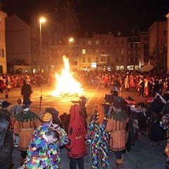 Verbrennung auf dem Stefansplatz: Dann ging die Puppe in Flammen auf.