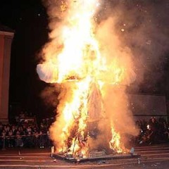 Verbrennung auf dem Stefansplatz: Dann ging die Puppe in Flammen auf.