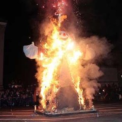 Verbrennung auf dem Stefansplatz: Dann ging die Puppe in Flammen auf.