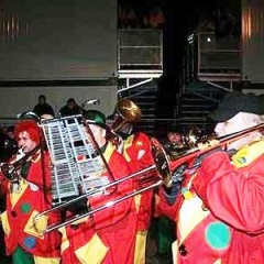 Verbrennung auf dem Stefansplatz: Die Clowngruppe unter Leitung von Gerd Zachenbacher kam als erstes auf den Platz.