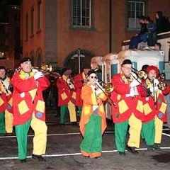 Verbrennung auf dem Stefansplatz: Die Clowngruppe unter Leitung von Gerd Zachenbacher kam als erstes auf den Platz.