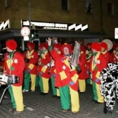 Narrenbaumstellen auf dem Gottmannplatz: Die Clowngruppe unterstütze die Aktion musikalisch.