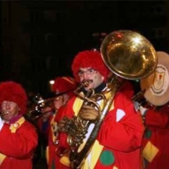 Narrenbaumstellen auf dem Gottmannplatz: Die Clowngruppe unterstütze die Aktion musikalisch.