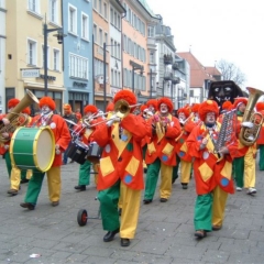 Schmutziger Donnerstag: Die Clowngruppe zog spielend über die Marktstätte.